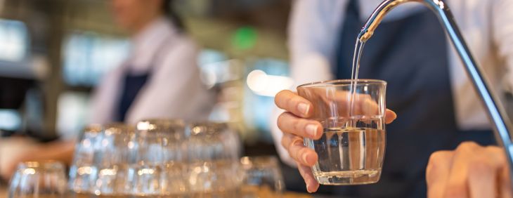 Filtracja wody w gastronomii - korzyści dla restauracji i klientów