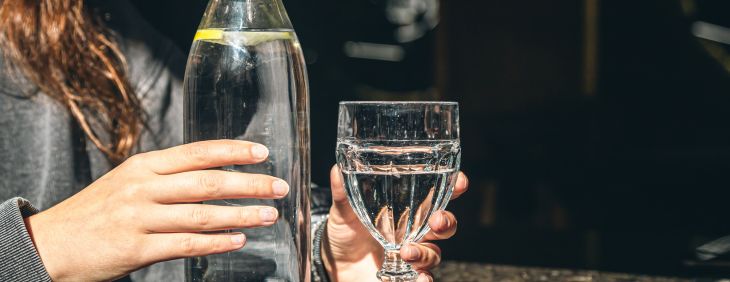 Jak obniżyć koszty zakupu wody butelkowanej w restauracji?